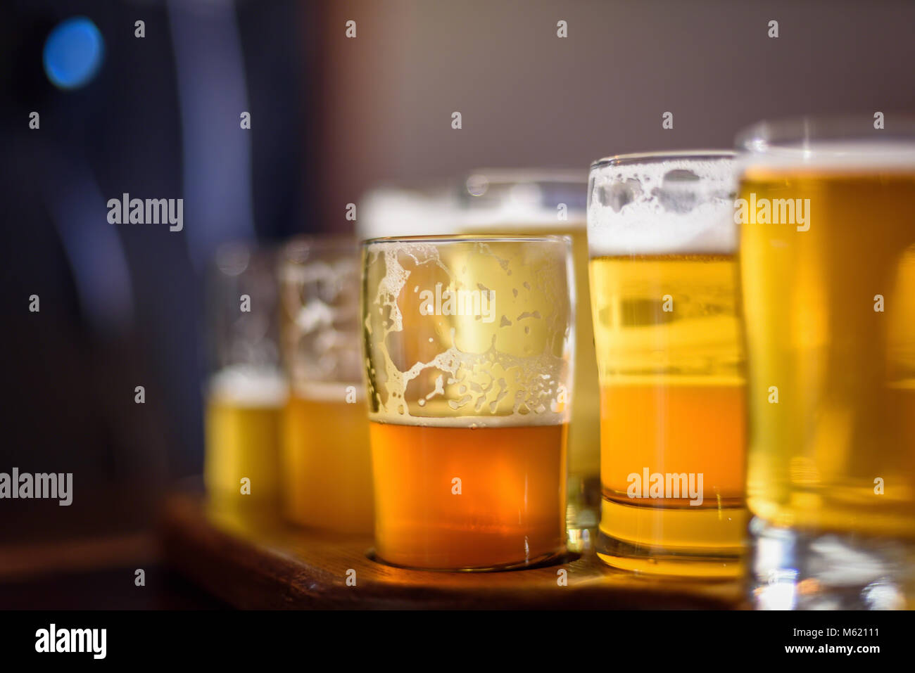 Makro Nahaufnahme von einem Bier Flug im Sonnenlicht microbrewery in Chicago, Illinois. Stockfoto