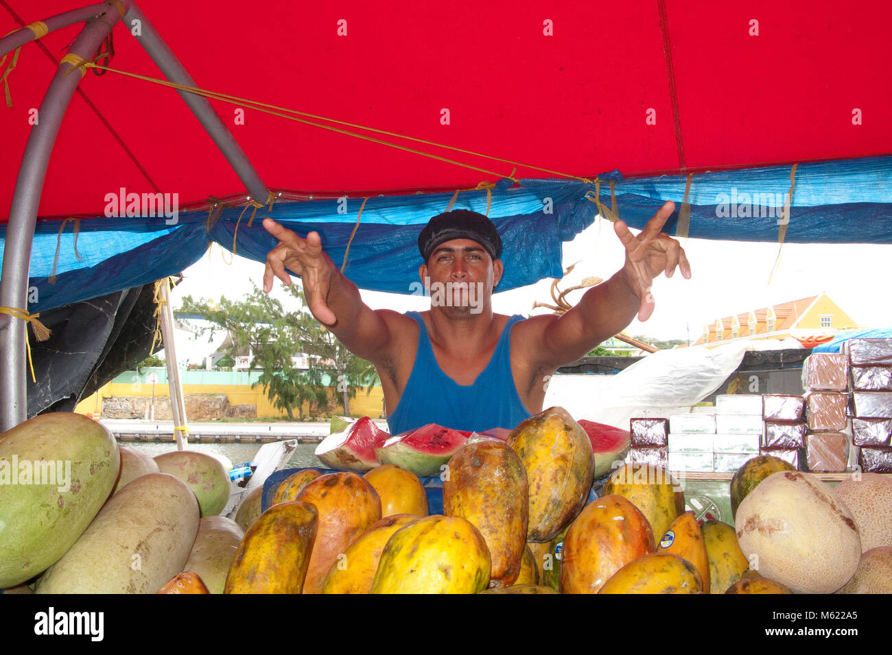 Obst Verkäufer bei schwimmenden Markt, Punda Bezirk, Willemstad, Curacao, Niederländische Antillen, Karibik Stockfoto