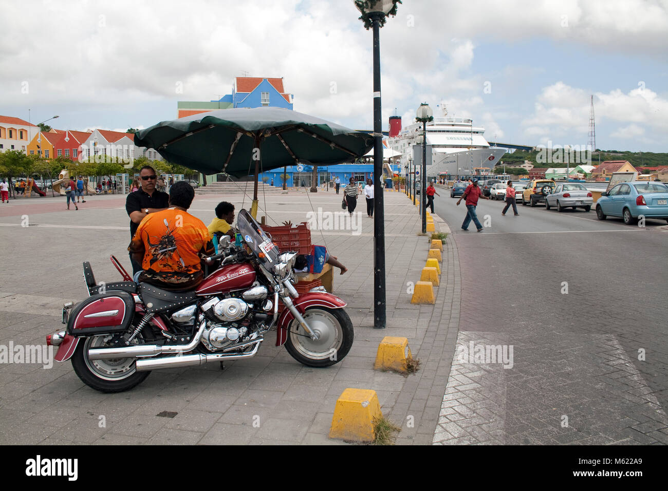 Mann auf Motorrad an einem Hausierer, Stadtteil Otrobanda, Willemstad, Curacao, Niederländische Antillen, Karibik Stockfoto