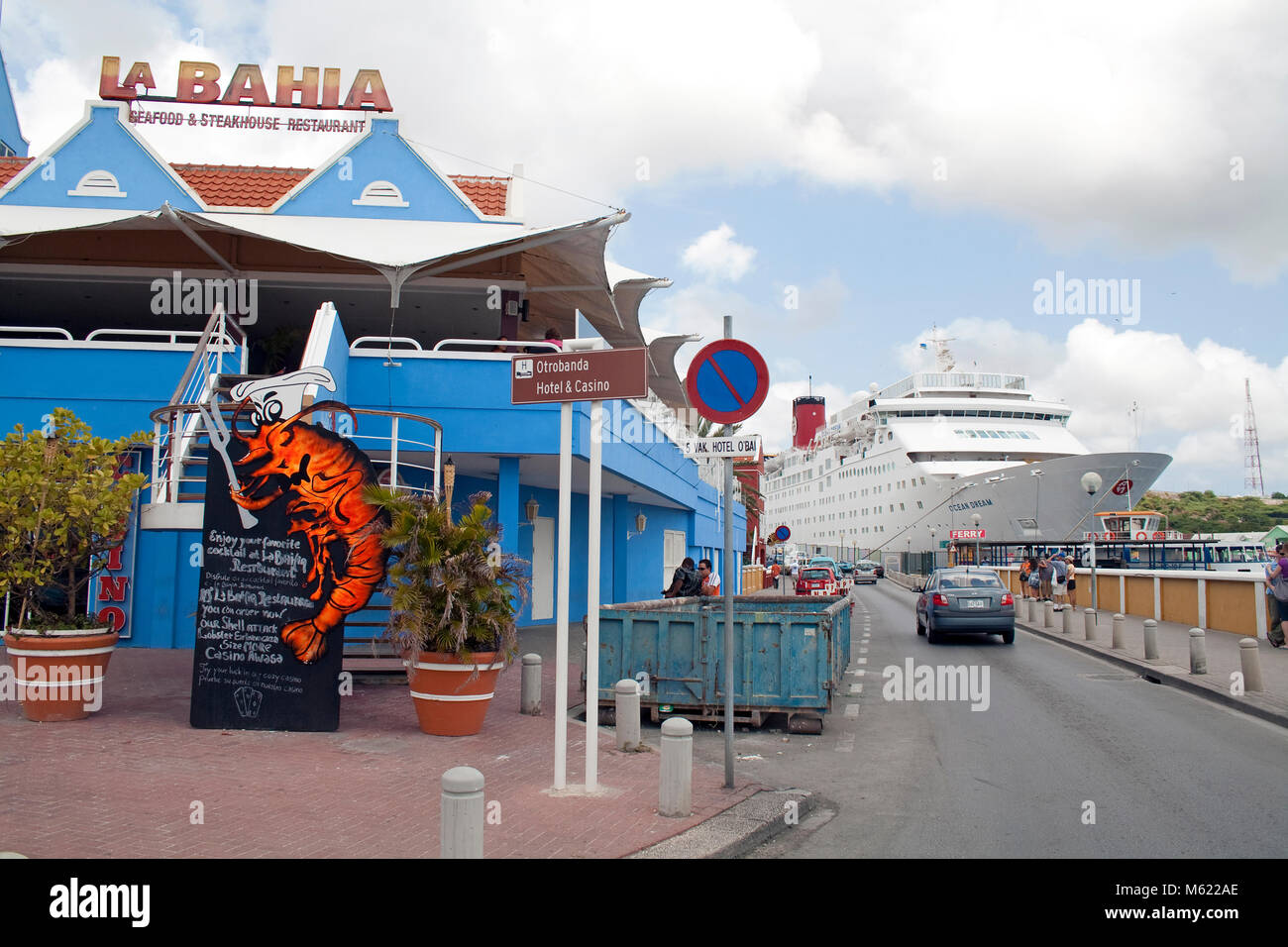 Kreuzfahrtschiff Sint Anna Baai, Stadtteil Otrobanda, Willemstad, Curacao, Niederländische Antillen, Karibik Stockfoto