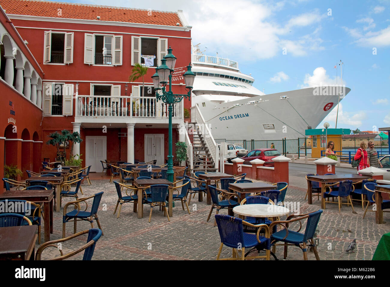 Kreuzfahrtschiff "Ocean Dream" in Sint Anna Baai, Stadtteil Otrobanda, Willemstad, Curacao, Niederländische Antillen, Karibik Stockfoto