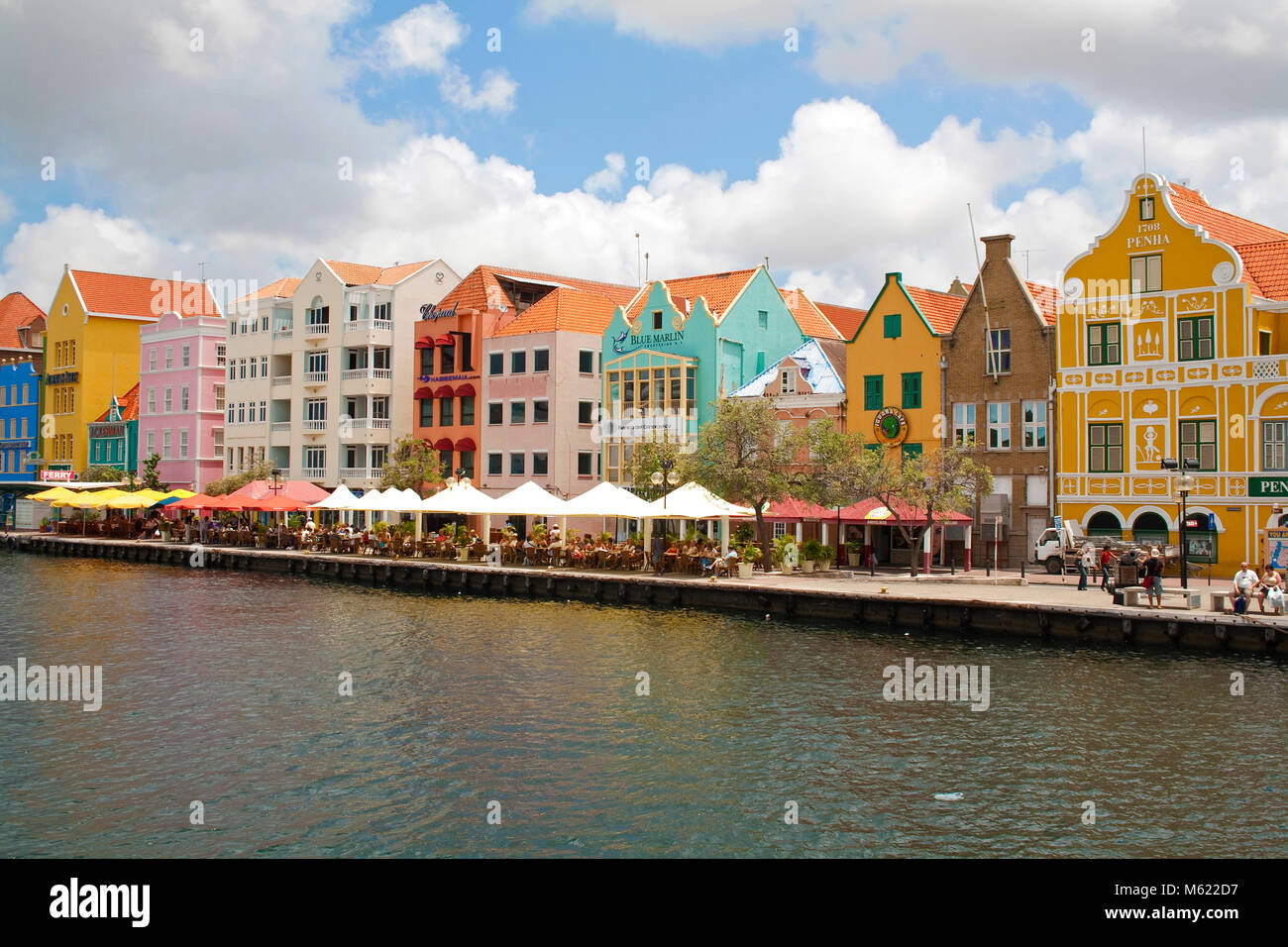 Handel arcade historischen Gebäuden aus der Kolonialzeit und Gastronomie im Waterfront, Punda Bezirk, Willemstad, Curacao, Niederländische Antillen, Karibik Stockfoto