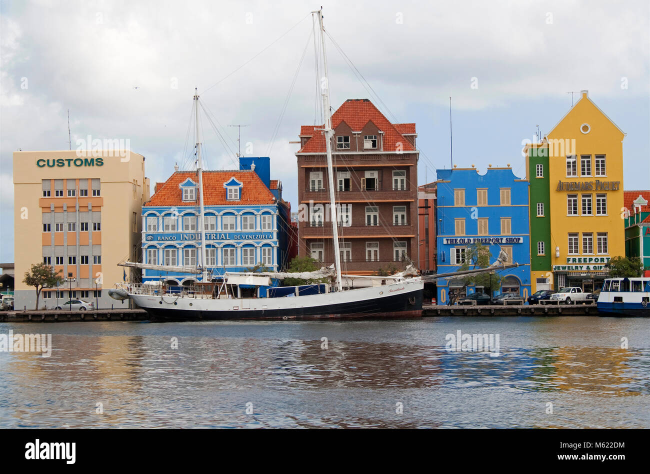 Segelschiff (Brigantine) bei den Arcade, historischen Gebäuden aus der Kolonialzeit, Punda Bezirk, Willemstad, Curacao, Niederländische Antillen, Karibik Stockfoto
