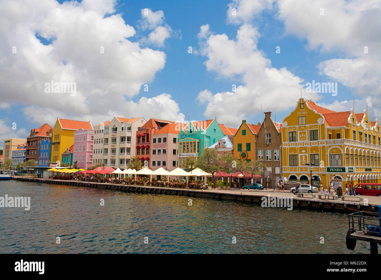 Handel arcade historischen Gebäuden aus der Kolonialzeit und Gastronomie im Waterfront, Punda Bezirk, Willemstad, Curacao, Niederländische Antillen, Karibik Stockfoto