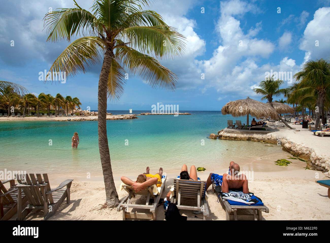 Die Menschen Baden und Sonnen am idyllischen Strand von Lions Dive Resort, Curacao, Niederländische Antillen, Karibik, Karibik Stockfoto