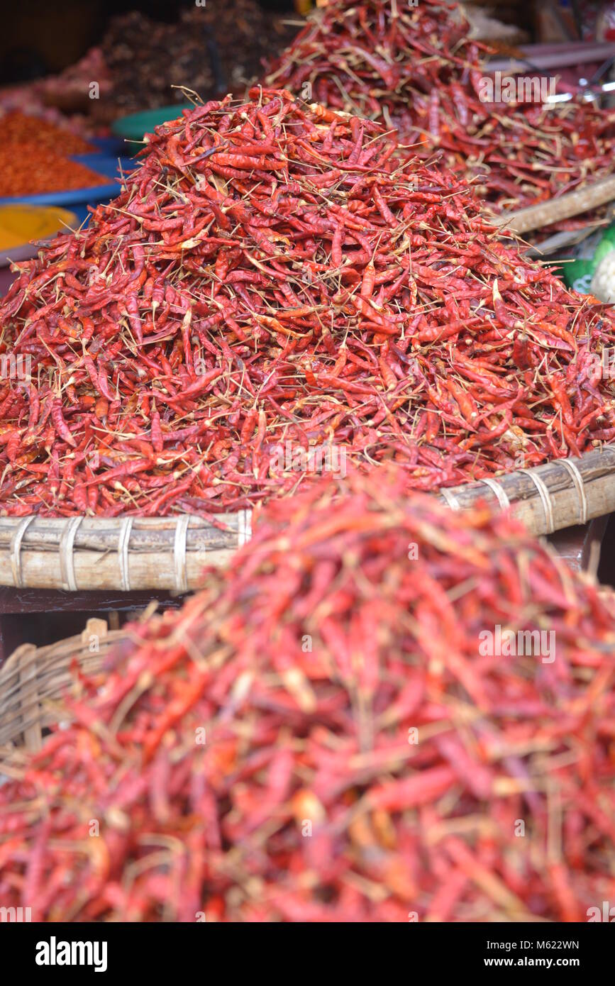 Stapel von Getrocknete rote Chili zum Verkauf bereit Stockfoto