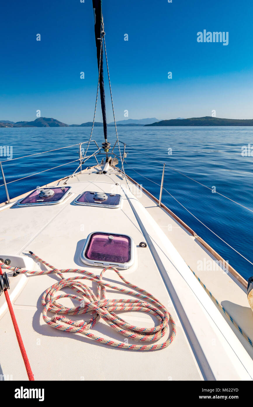 Yachting im Mittelmeer, Griechenland Küstenlinie Stockfoto