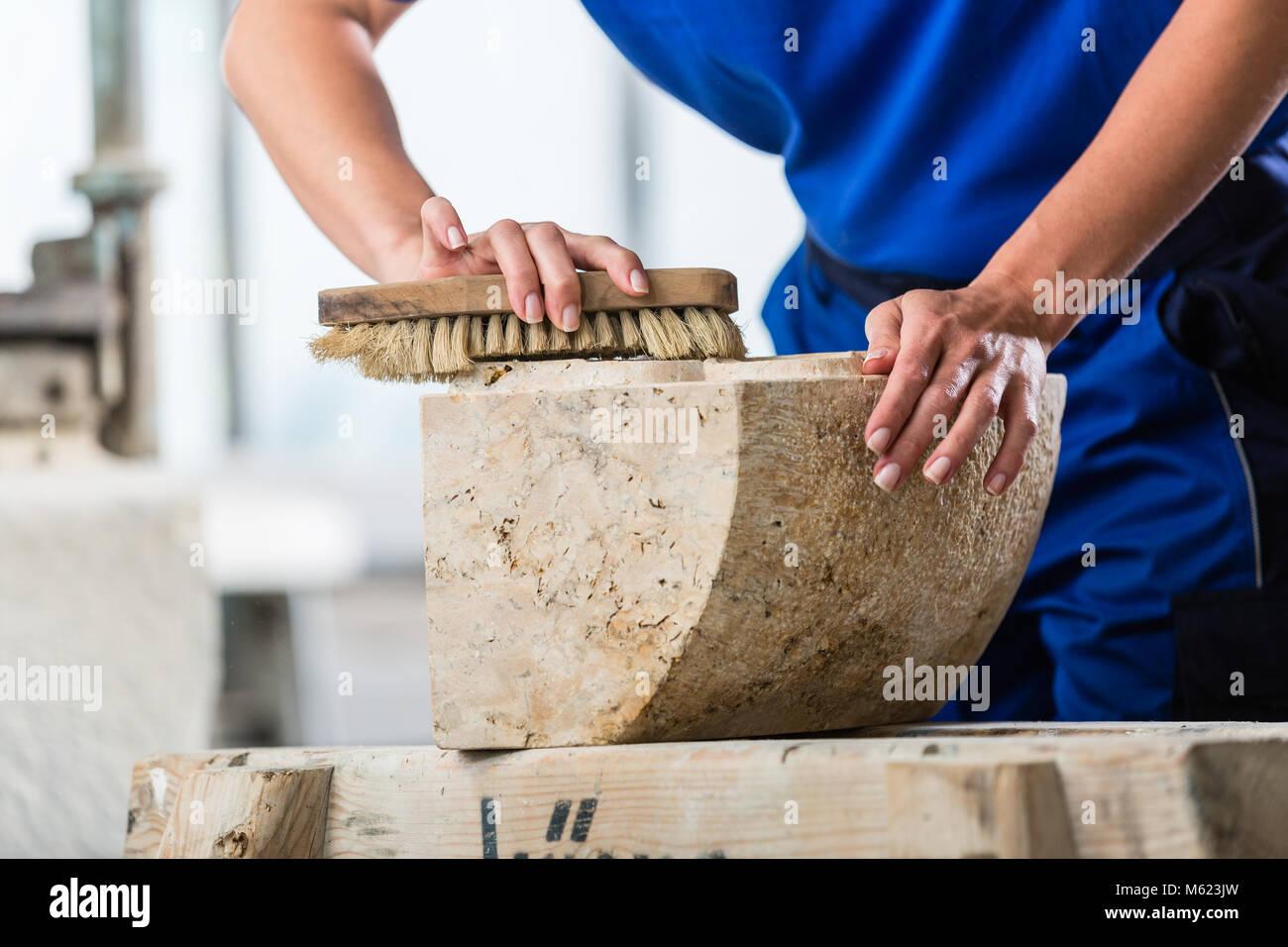 Steinmetz bürsten Stein Staub aus Werkstück Stockfoto