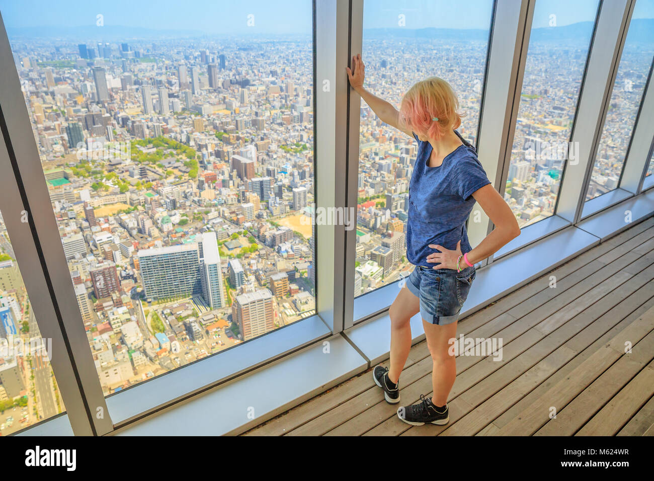 Luftbild Skyline von Osaka in Japan. Reise und Tourismus Asien Konzept. Junge kaukasier touristische Mädchen suchen Osaka Stadtbild von der Aussichtsplattform. Stockfoto