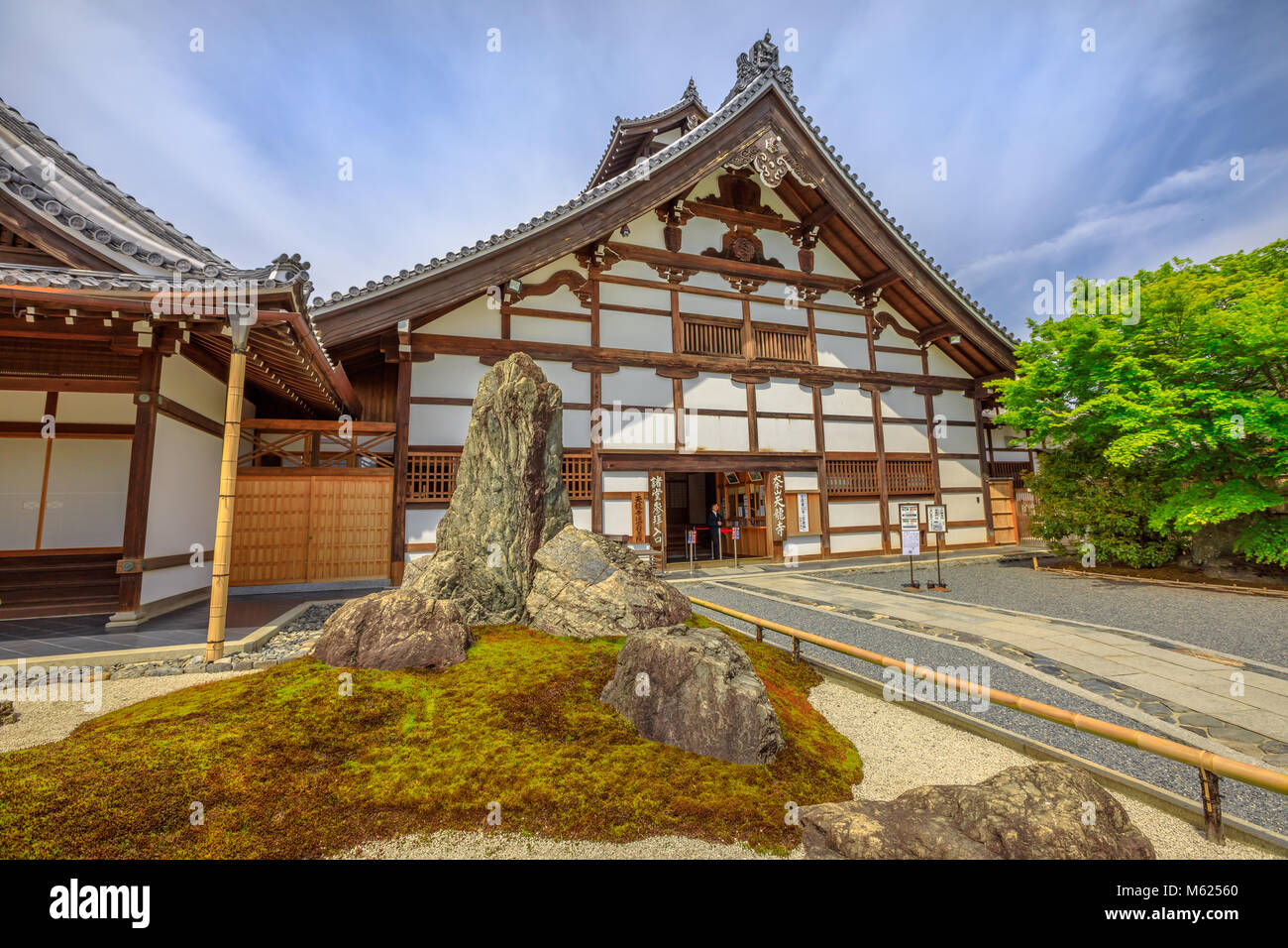 Kyoto, Japan - 27. April 2017: Kuri oder Tempel Wohnbereich, einem der wichtigsten Gebäude des Zen Tempel Tenryu-ji in Arashiyama in den Bergen am westlichen Stadtrand von Kyoto, Japan. Die zum UNESCO-Weltkulturerbe zählt. Stockfoto