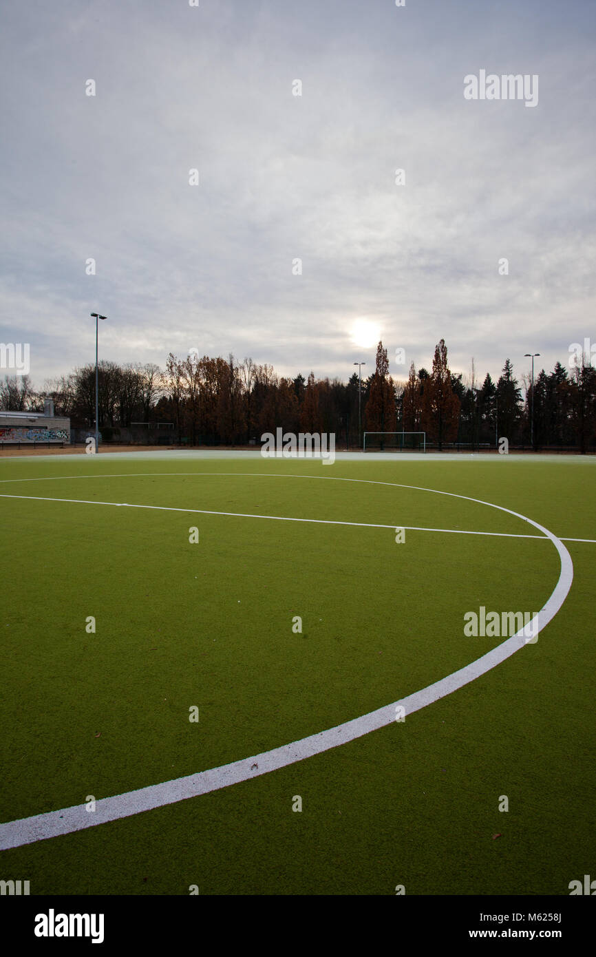 Fußballplatz an einem Winterabend in leichte Hintergrundbeleuchtung. Stockfoto