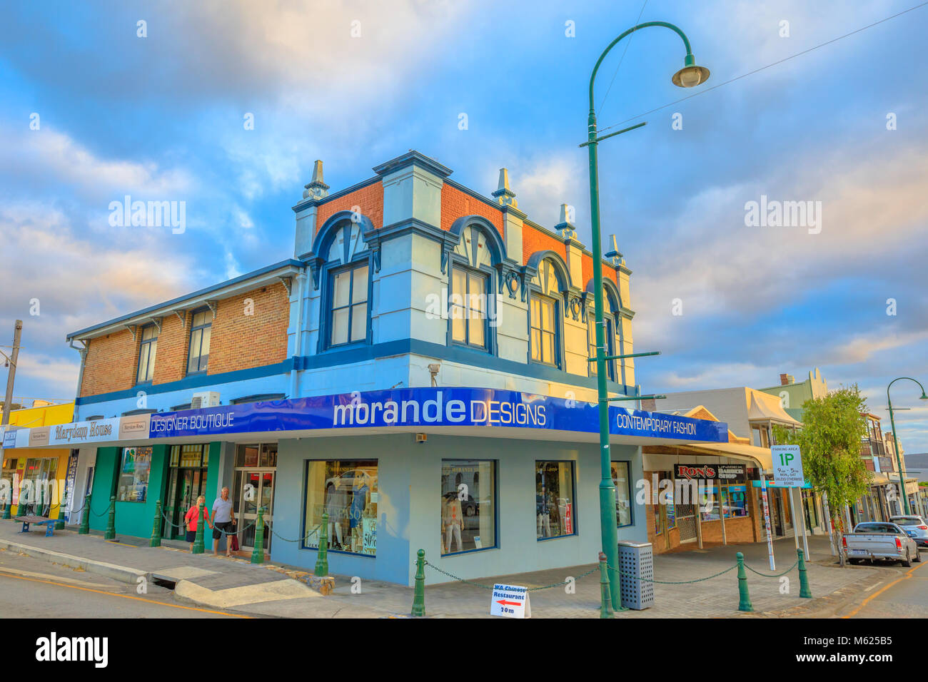 Albany, Australien - Dec 28, 2017: morande Designs für Klassische Lifestyle Kleidung auf der York Street Ecke der Schale in Albany, Western Australia, bei Sonnenuntergang. Das Gebäude ist im Jahre 1890 erbaut. Stockfoto