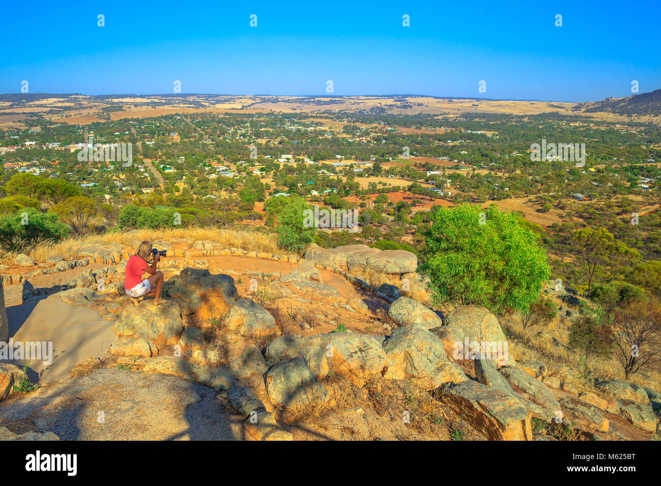 Australien reisen Entdeckung Konzept. Frau Fotograf ein Bild aus der Gipfel des Mount Braun. Weibchen mit professionelle Kamera in York Lookout, ein beliebter Ort in Avon Valley, Western Australia Stockfoto