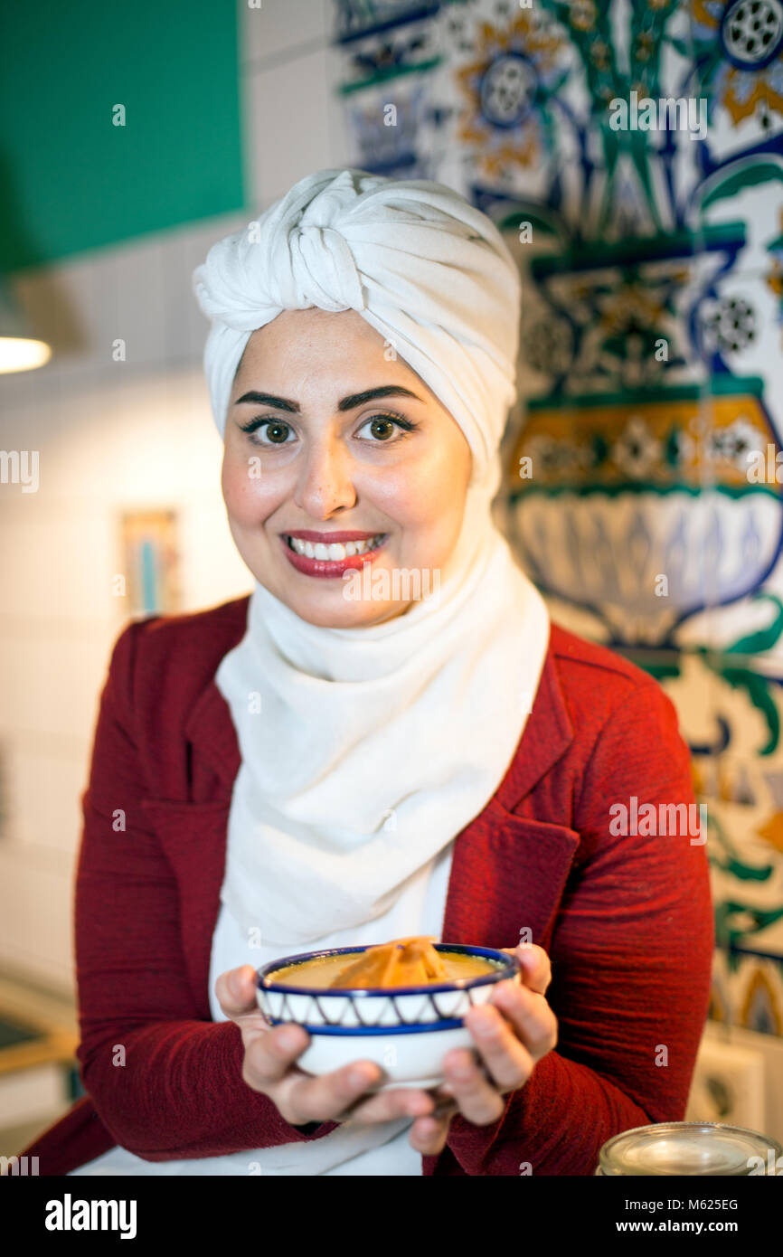 Malakeh Jazmati, syrische TV-Star einer Kochshow, Kochbuchautor, Flüchtling, leben im Exil in Berlin, Deutschland. Stockfoto