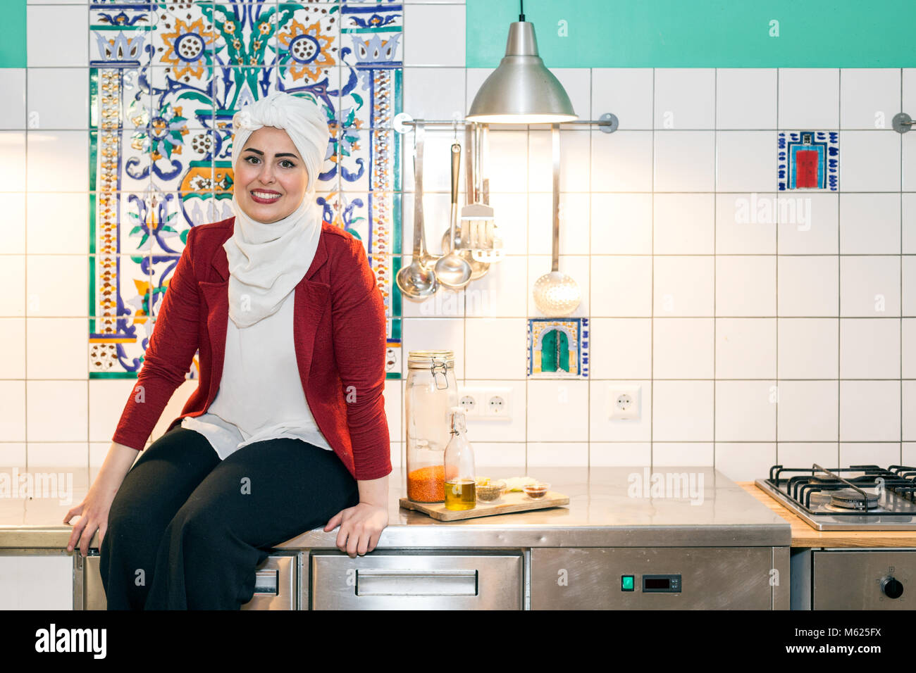 Malakeh Jazmati, syrische TV-Star einer Kochshow, Kochbuchautor, Flüchtling, leben im Exil in Berlin, Deutschland. Stockfoto