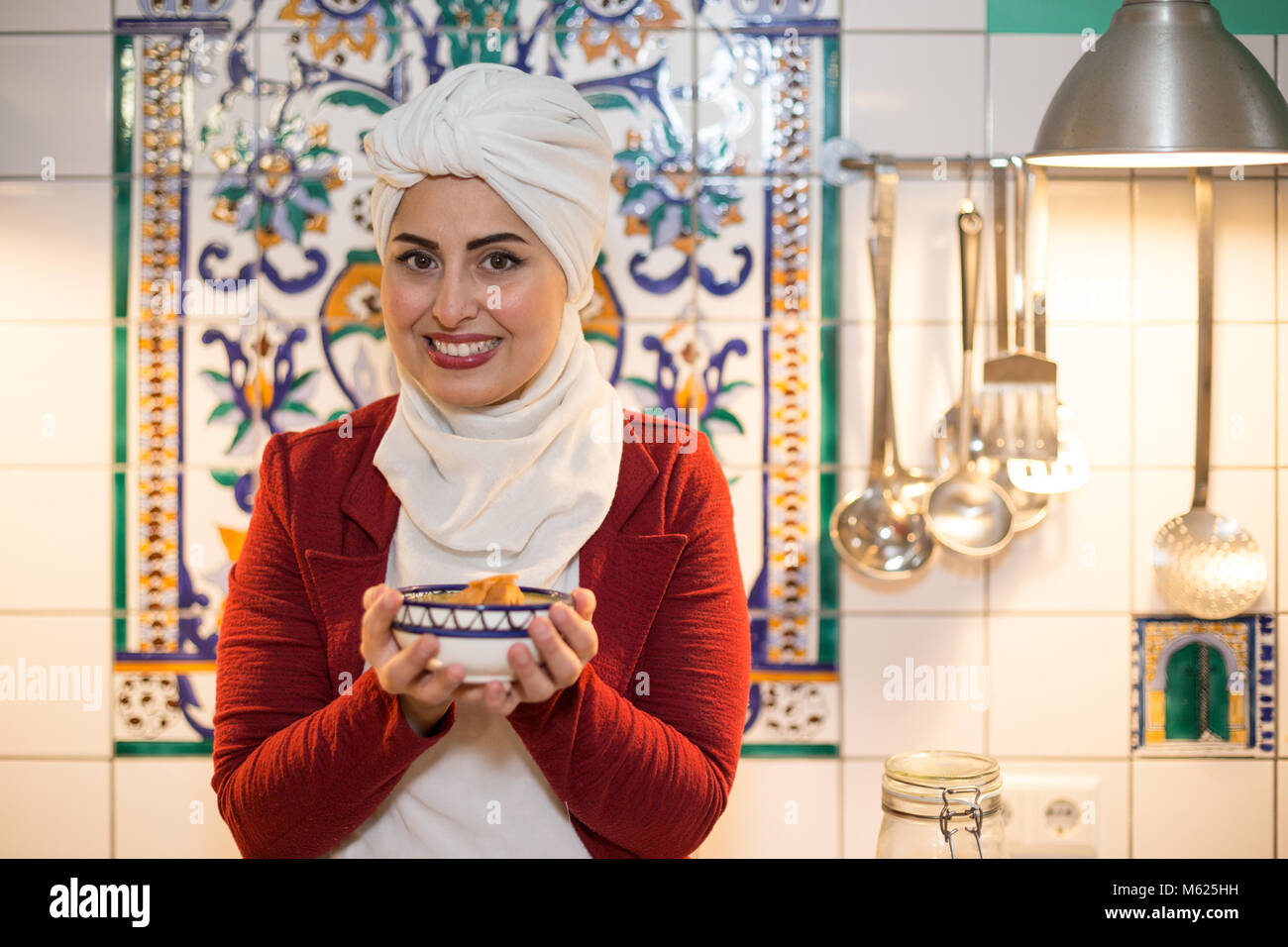 Malakeh Jazmati, syrische TV-Star einer Kochshow, Kochbuchautor, Flüchtling, leben im Exil in Berlin, Deutschland. Stockfoto