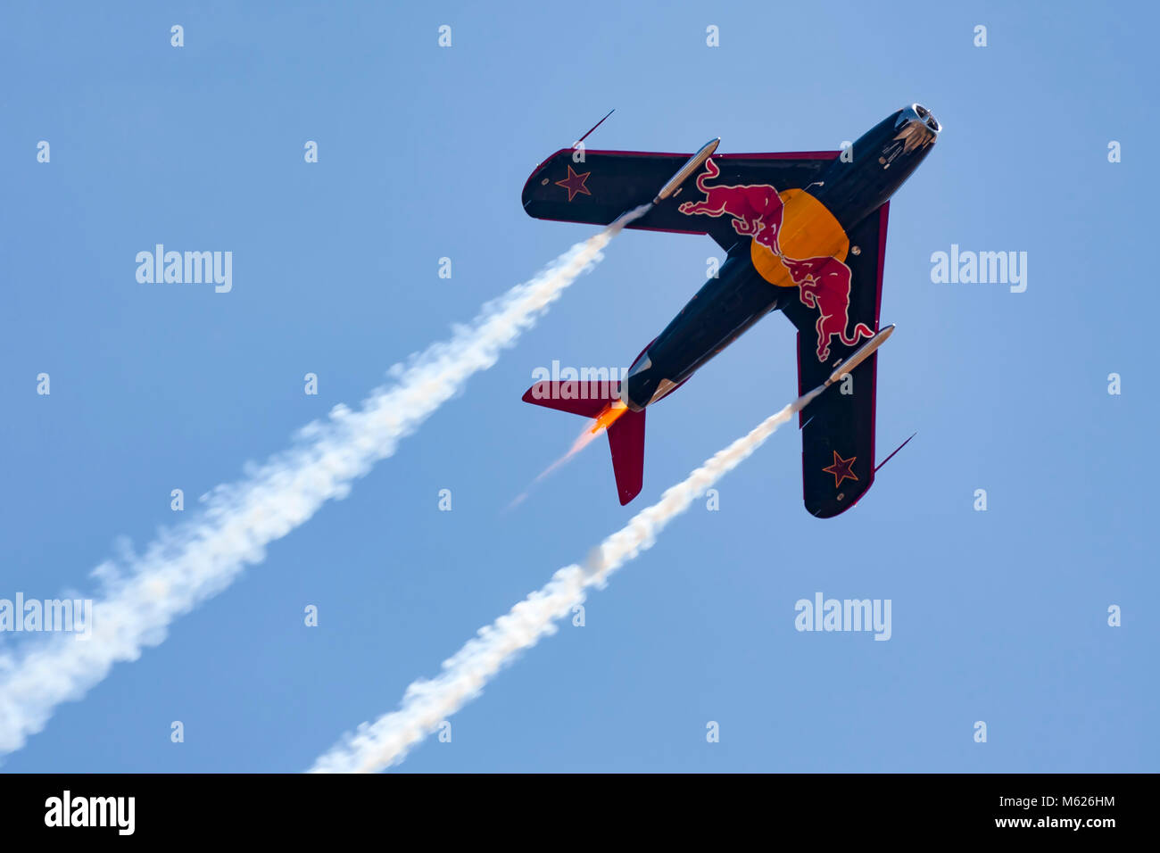 Roter stier mig im flug -Fotos und -Bildmaterial in hoher Auflösung – Alamy