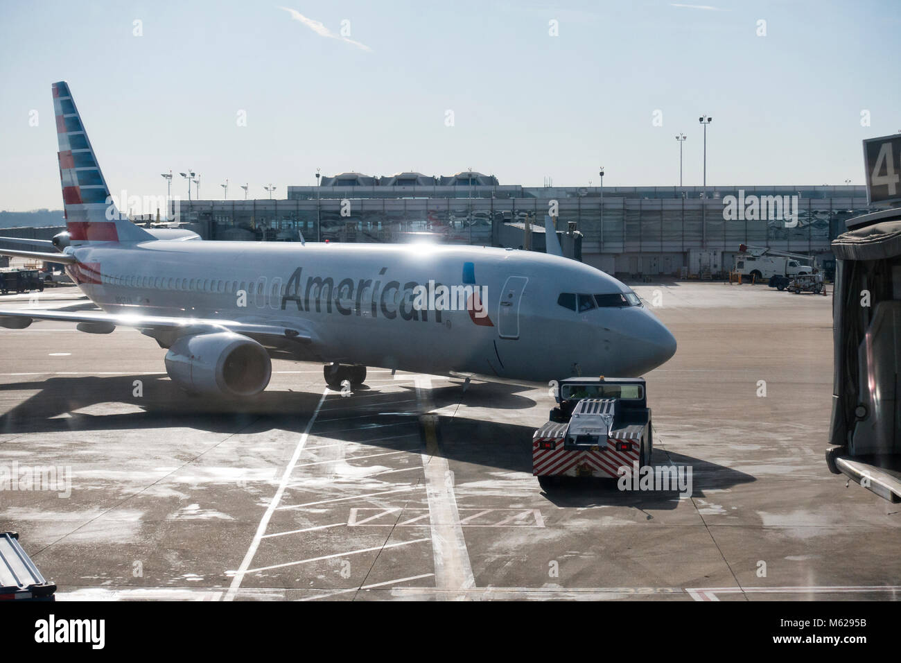 Ein pushback Traktor (pushback Tug) Vorbereitung zum Ziehen eines American Airlines Boeing 737 Boeing 737 Next Generation (NG) in die gate-USA Stockfoto