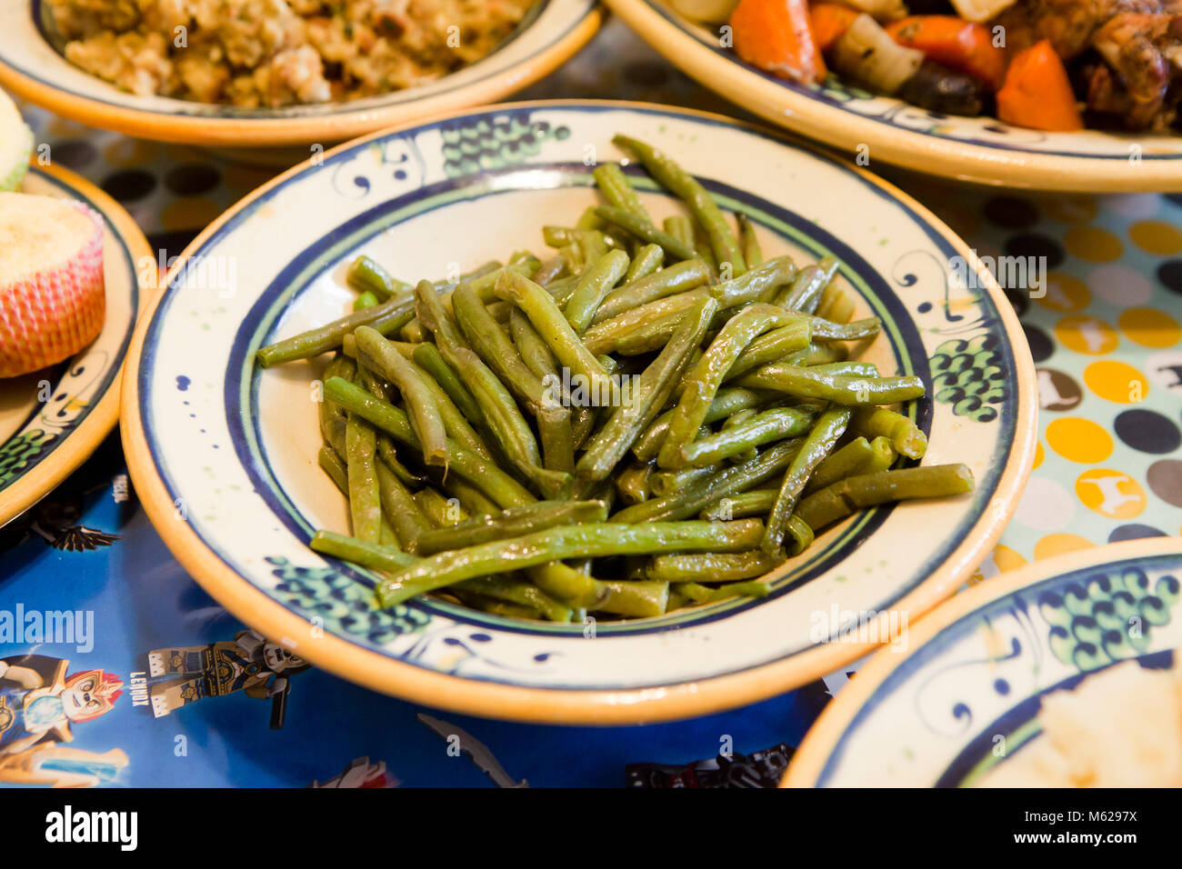 Eine Platte mit sautierten Butter und Knoblauch Grüne Bohnen auf Tisch - USA Stockfoto