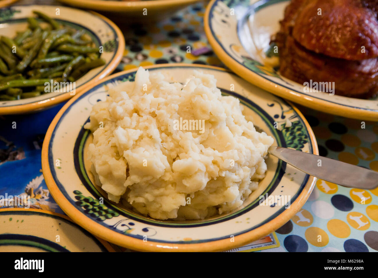 Eine Platte mit Kartoffelpüree auf Tisch - USA Stockfoto