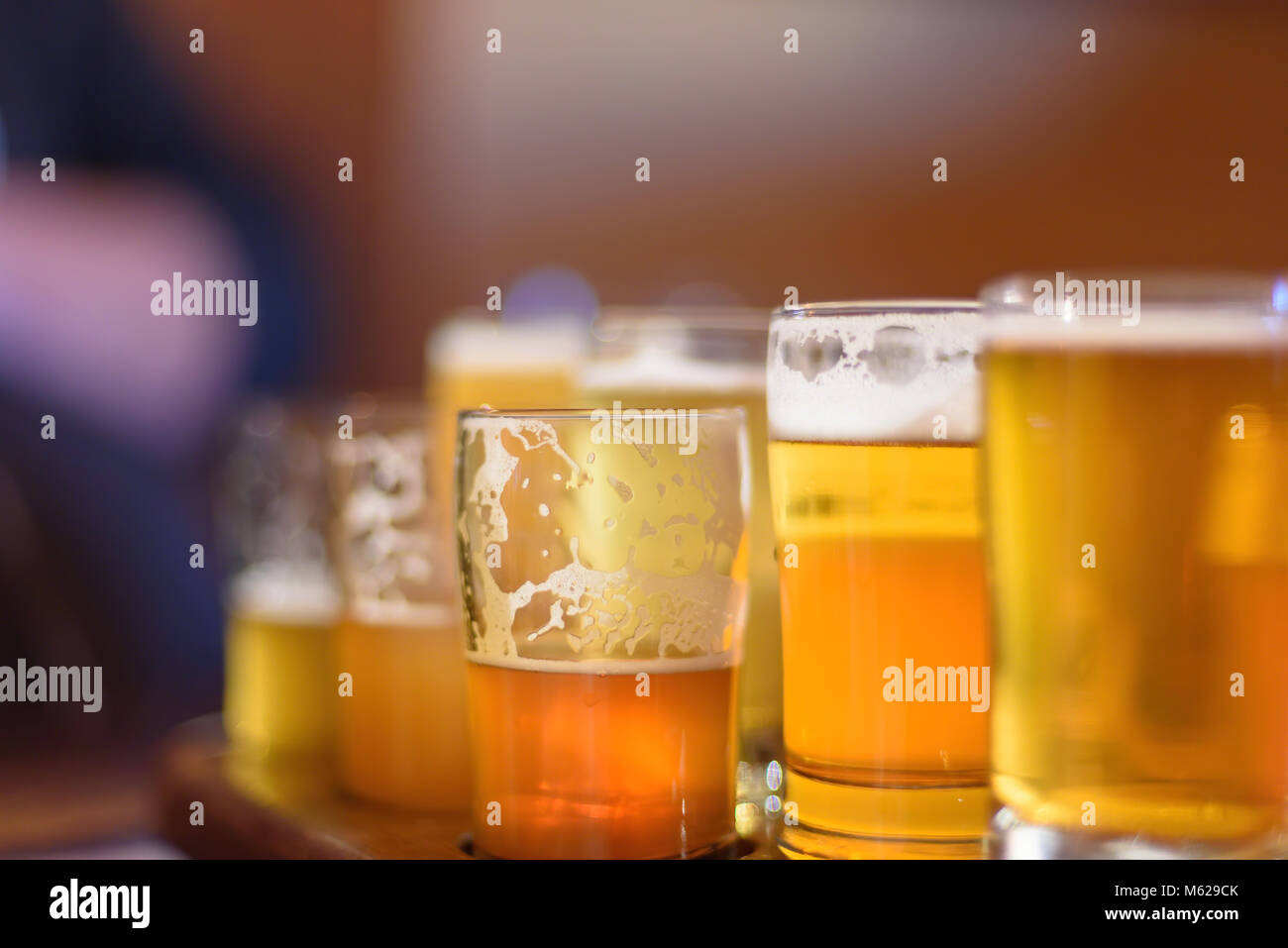 Makro Nahaufnahme von einem Bier Flug im Sonnenlicht microbrewery in Chicago, Illinois. Stockfoto