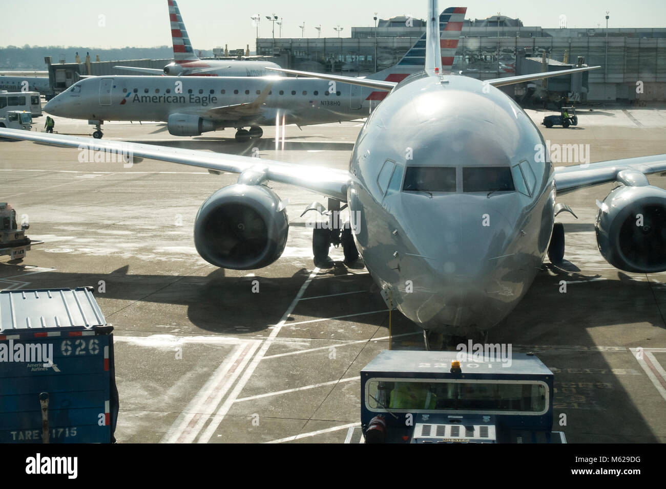American Airlines Jet (Boeing 737 Next Gen) am nationalen Flughafen Ronald Reagan Washington - Washington, DC, USA geparkt Stockfoto