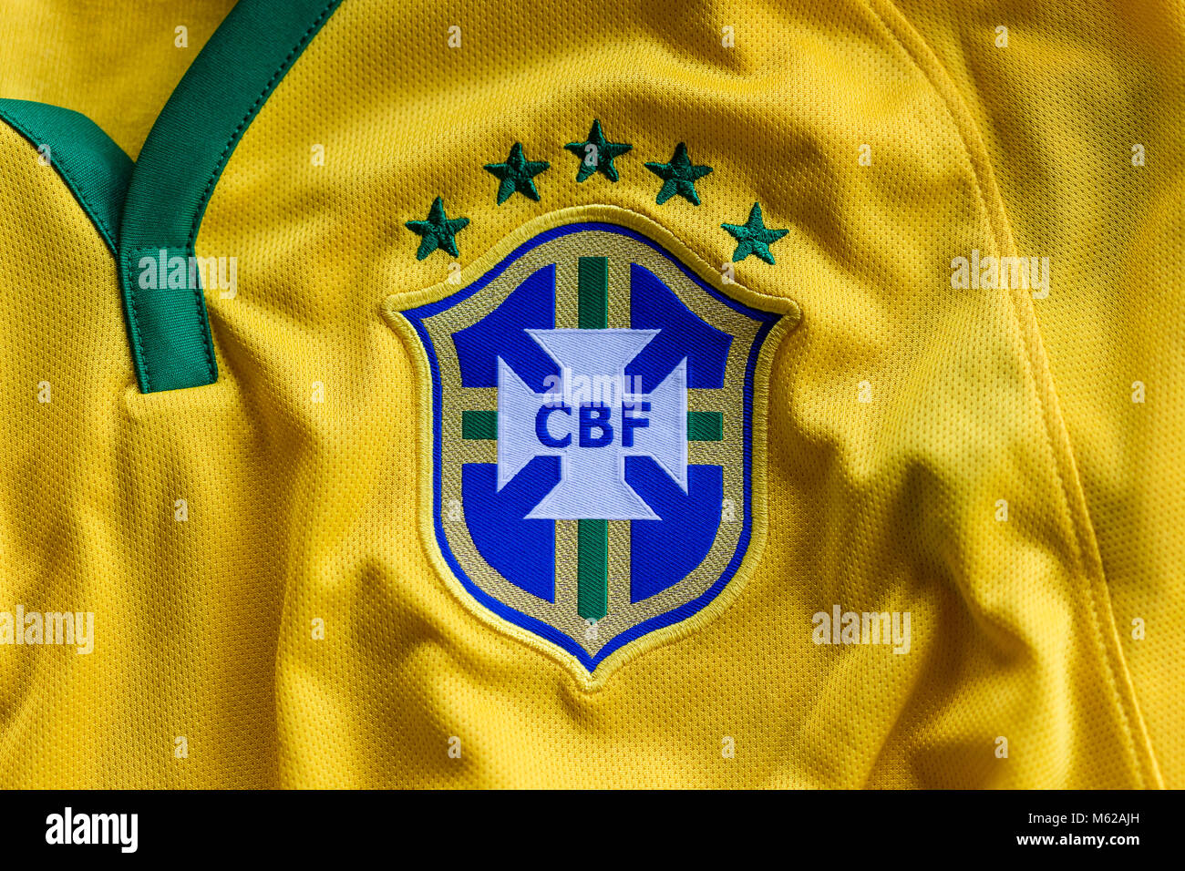 Rio de Janeiro, Brasilien - ca. Februar, 2018. - Brasilianische Fußball Bund Emblem auf Football Jersey. Stockfoto