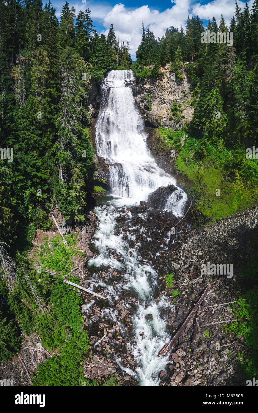 Drone Bild der beliebte kanadische Wasserfall auf Callaghan Straße weg von Meer zu Sky Highway Stockfoto