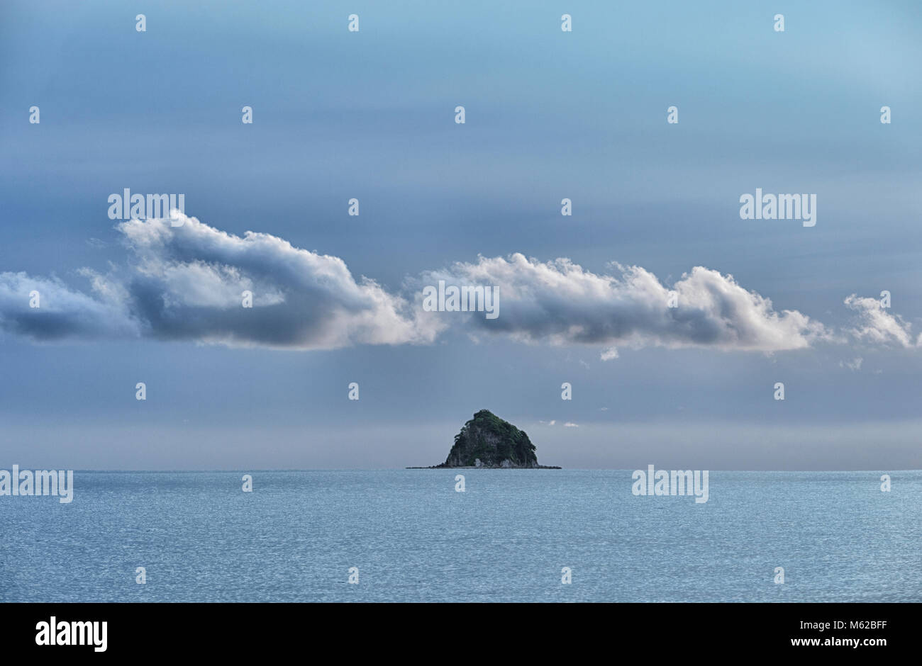 Stürmische Wolken hängen über eine kleine isolierte Insel, Palm Cove, Cairns Northern Beaches, Far North Queensland, FNQ, QLD, Australien Stockfoto