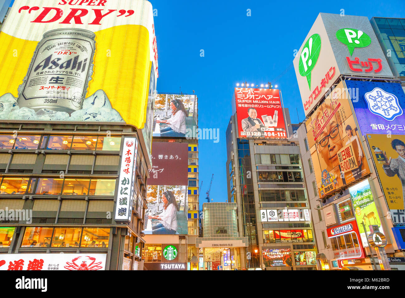 Osaka, Japan - 29. April 2017: Unterseite der helles Neon Schild von Asahi Bier in der Nacht in Dotonbori Gegend von Osaka, Osaka befindet, einer der wichtigsten touristischen Destinationen in Osaka, Japan. Blaue Stunde shot Stockfoto