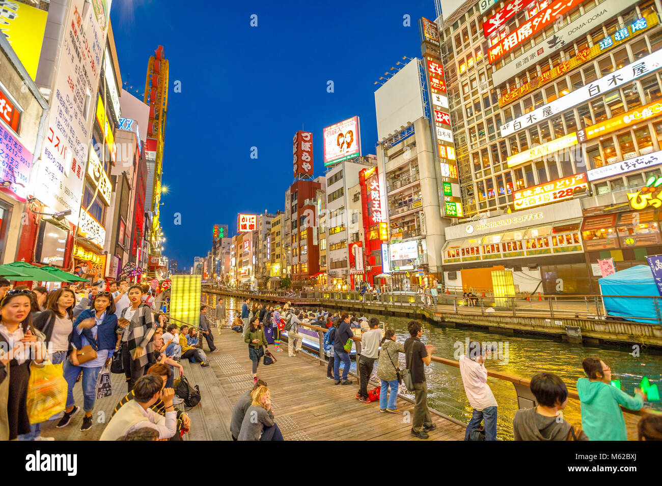 Osaka, Japan - 29. April 2017: Touristen zu Fuß in der Nacht Shopping Straße Dotonbori Kanal in Namba Osaka, einem beliebten Nachtleben und Unterhaltung entfernt. Blaue Stunde erschossen. Stockfoto