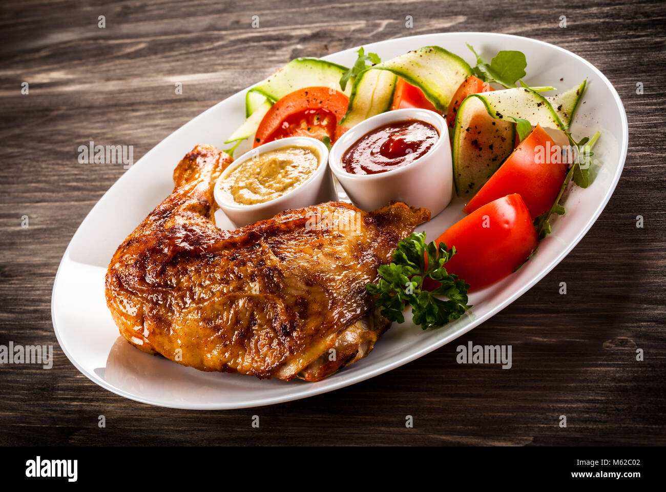 Türkei Beine vom Grill mit Pommes und Gemüse auf hölzernen Tisch Stockfoto