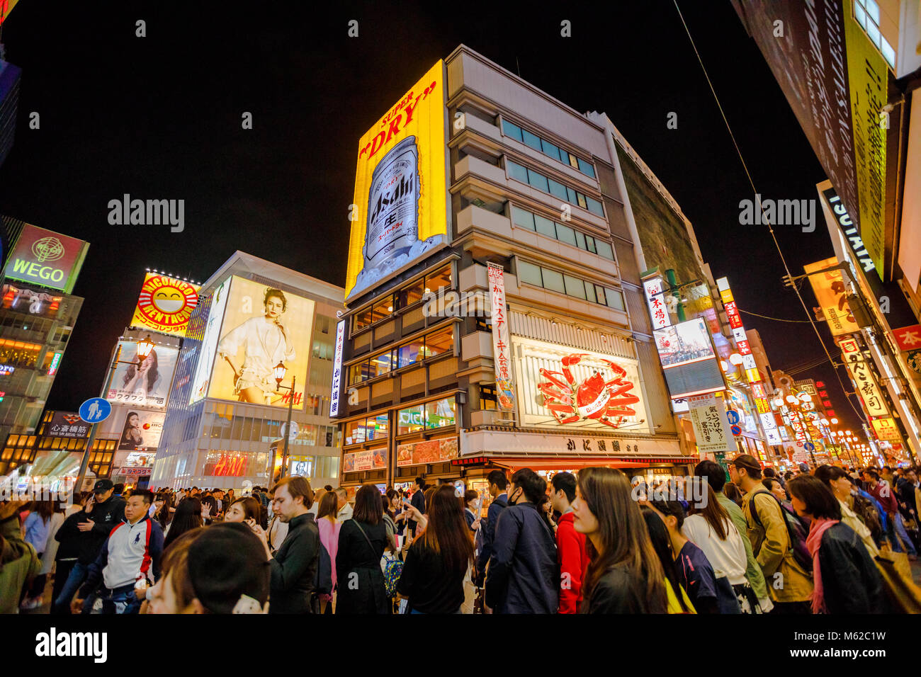 Osaka, Japan - 29. April 2017: menschenmenge für Goldene Woche in Dotonbori mit Kani Doraku crab Zeichen der beliebten japanischen Restaurant. Namba Viertel in der Nacht. Stockfoto