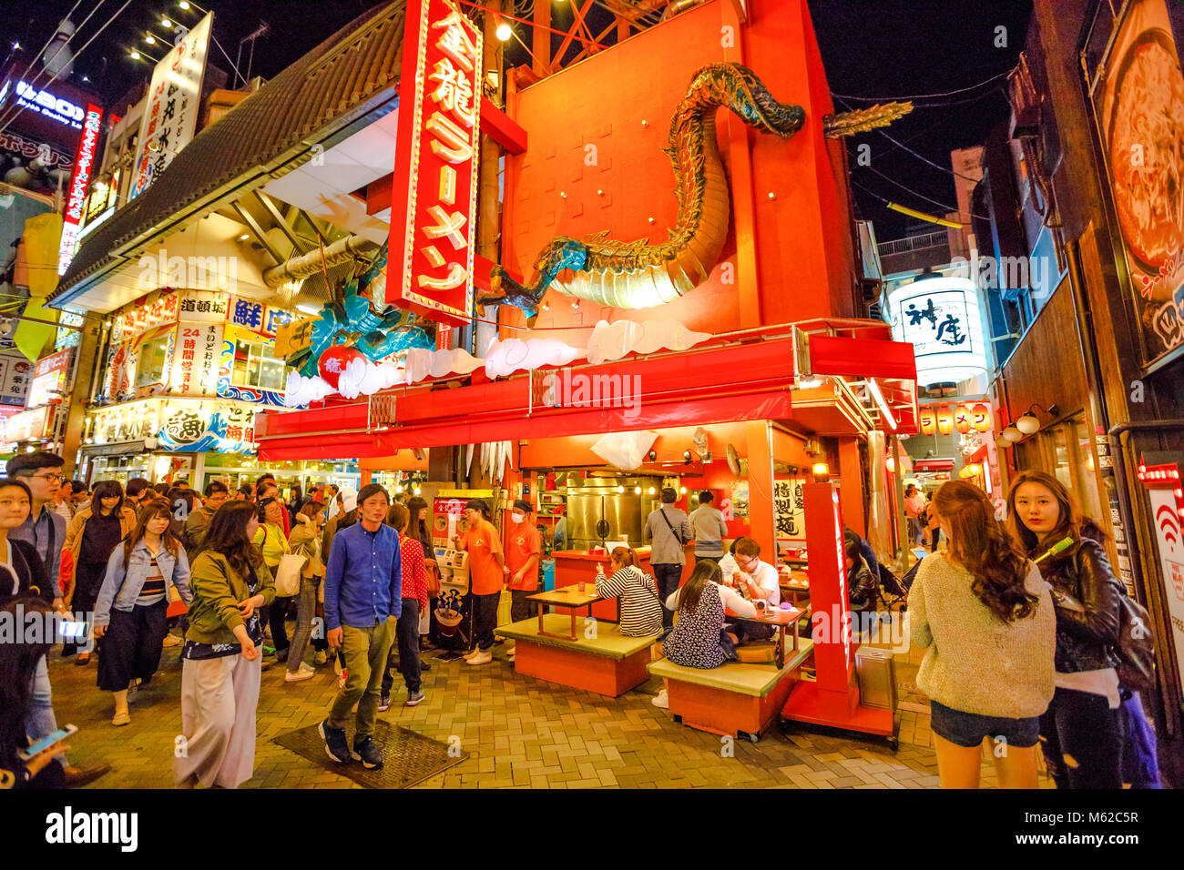 Osaka, Japan - 29. April 2017: Touristen durch die Straßen von Namba Viertel in der Nacht mit verschiedenen Essen signages. Namba ist auch als ein Vergnügungsviertel mit Bars, Restaurants und trendige Geschäfte bekannt Stockfoto