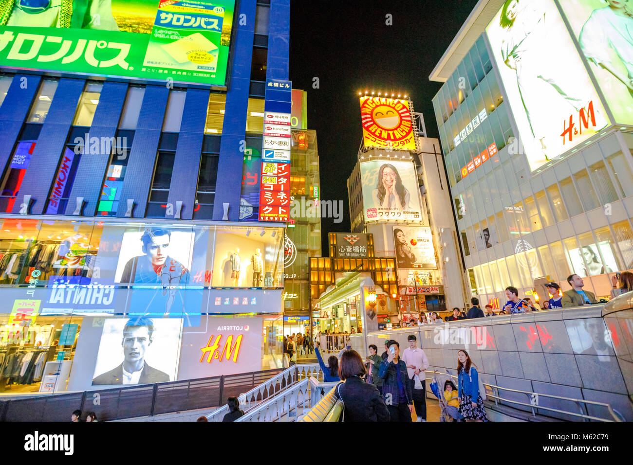 Osaka, Japan - 29. April 2017: Menschen auf Ebisu Brücke vor Eintritt in Ebisu Bashi-Suji Einkaufsstraße in Namba befindet, einer der wichtigsten touristischen Destinationen in Osaka. Stadtbild bei Nacht. Stockfoto