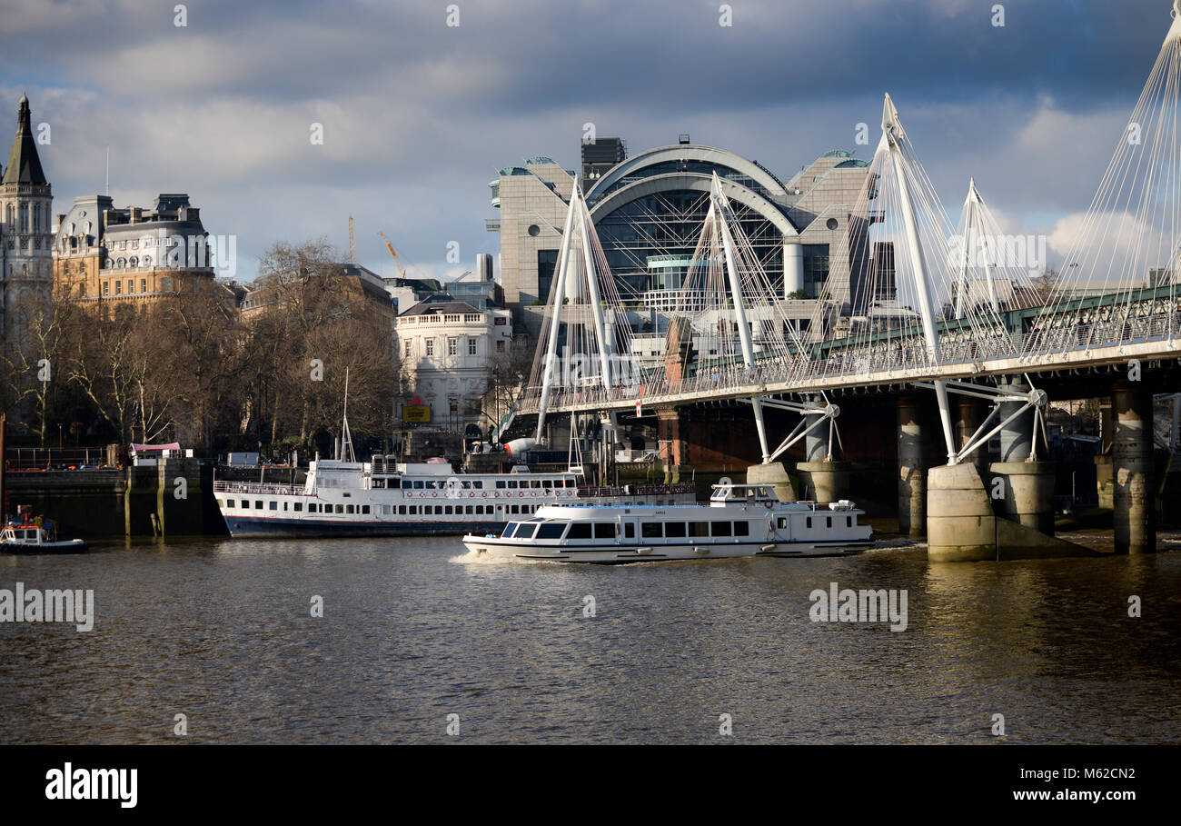 Die Charing Cross Station, London von der South Bank Stockfoto