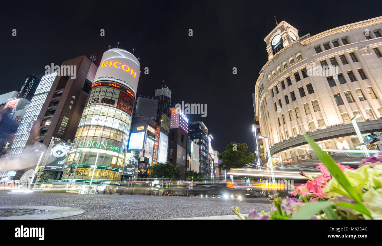 TOKYO, Japan - 30. MAI 2015: Nachtansicht von Ginza, Ginza ist ein moderner Stadtteil mit den teuersten Läden in Tokio, Japan. Stockfoto