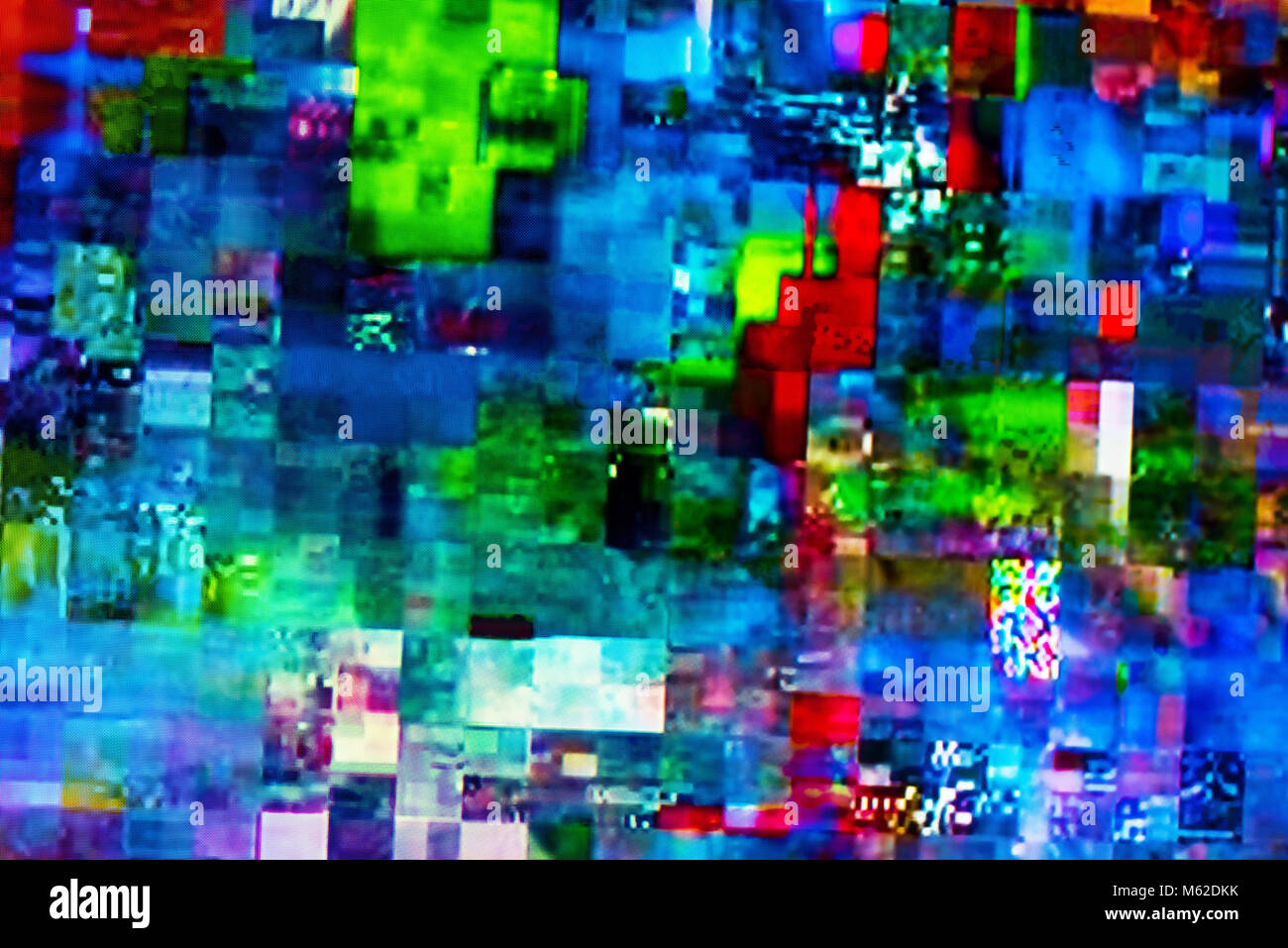 Digital-TV Panne auf dem Fernsehbildschirm mit unangebrachten Plätzen, statische Effekte und Frostschäden während der Sendung Ausfall Stockfoto