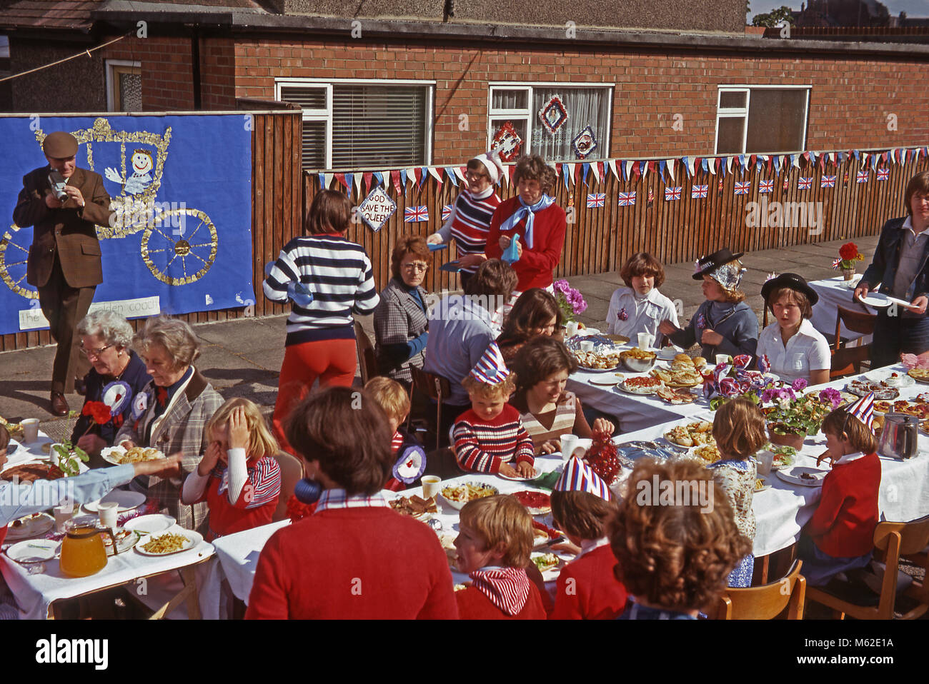 Street Party, Northdene Avenue, Seaham, County Durham, England, Großbritannien, 7. Juni 1977 zur Feier des Silberjubilars von Queen Elizabeth II Der fünfundzwanzigste Jahrestag ihrer Thronfolge (nicht ihre Krönung) fand am 6. Februar 1977 statt, aber der 7. Juni wurde für einen großen offiziellen und inoffiziellen Festtag im ganzen Land bestimmt. Stockfoto