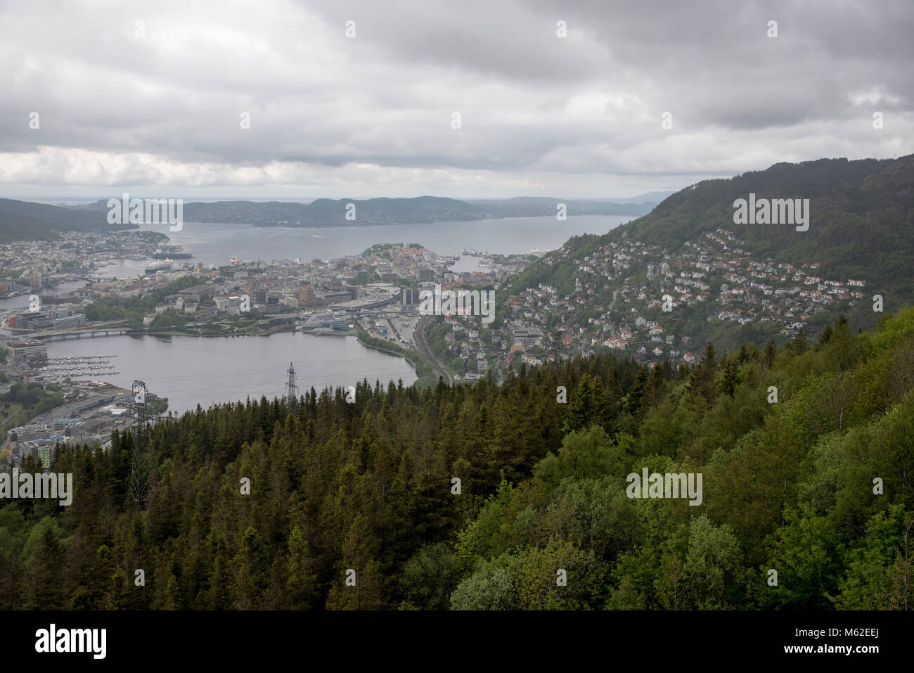 Ulriken ist ein 643 Meter hoher Berg mit einer beeindruckenden Aussicht auf die Stadt Bergen und Norwegion natürlicher Hafen Vågen. Stockfoto