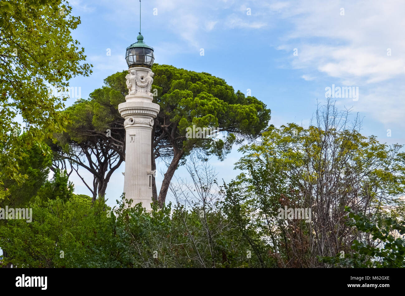 Small Communications Tower unter Bäumen in Rom Stockfoto