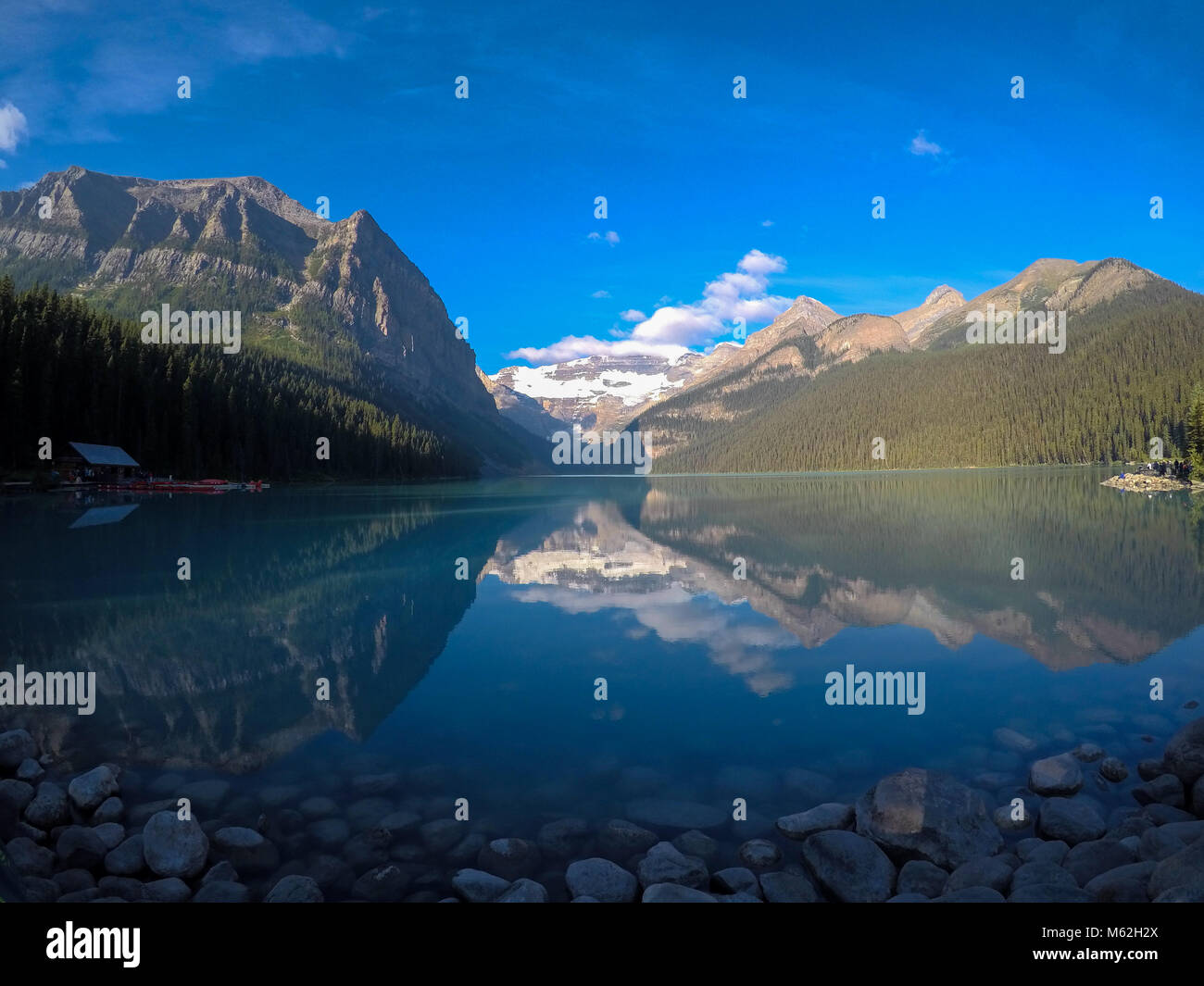 Lake Louise mit Reflektion Stockfoto