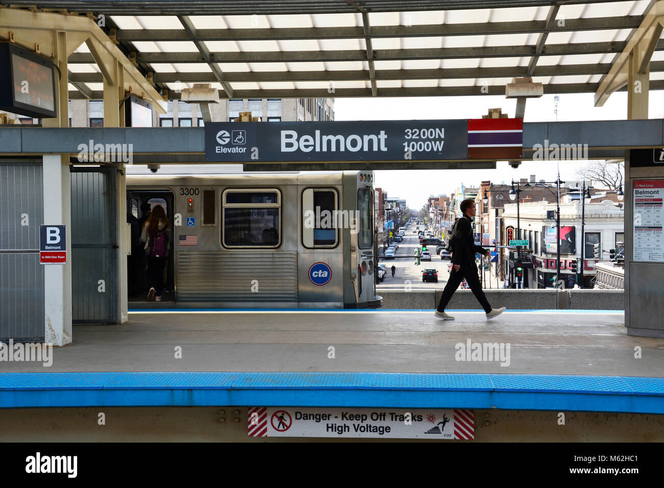 Eine braune Linie Zug Boards auf der äußeren Schiene an der Belmont Avenue Transfer Station in Chicago's Lakeview Nachbarschaft. Stockfoto