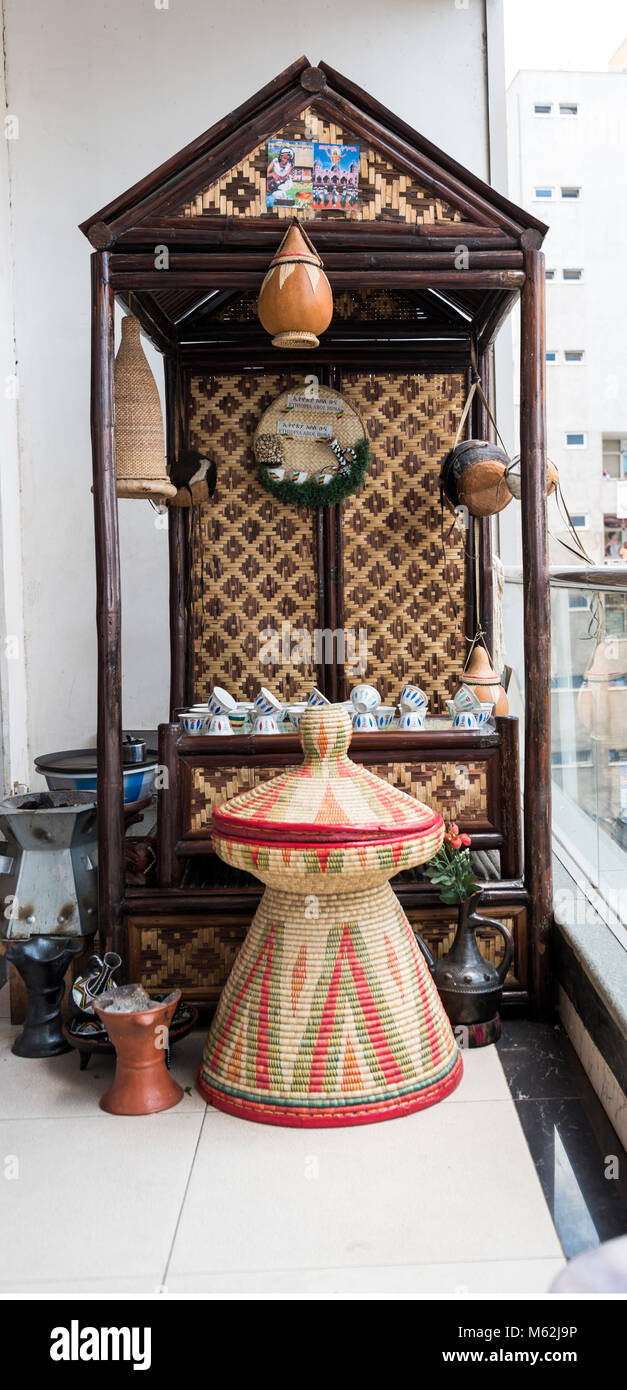 Äthiopischer Kaffee Zeremonie mit injera Korb in Addis Abeba, Äthiopien konzipiert Stockfoto