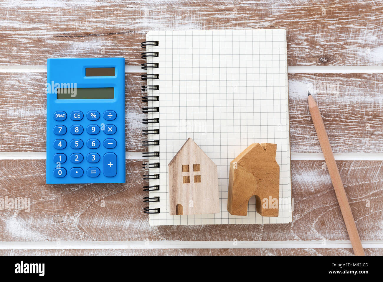 Haus Modell auf leeren Notebook mit Rechner für Grundsteuer Konzept Stockfoto