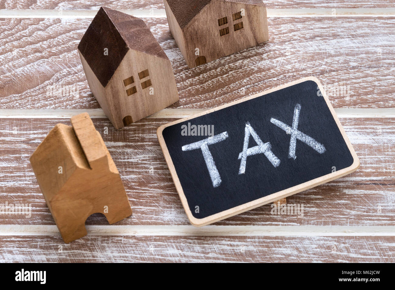Steuern mit Modell der Häuser für die Vermögenssteuer Konzept Stockfoto