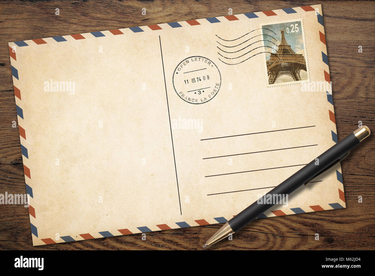 Retro leer Postkarte mit Stift auf alten Holztisch Stockfoto