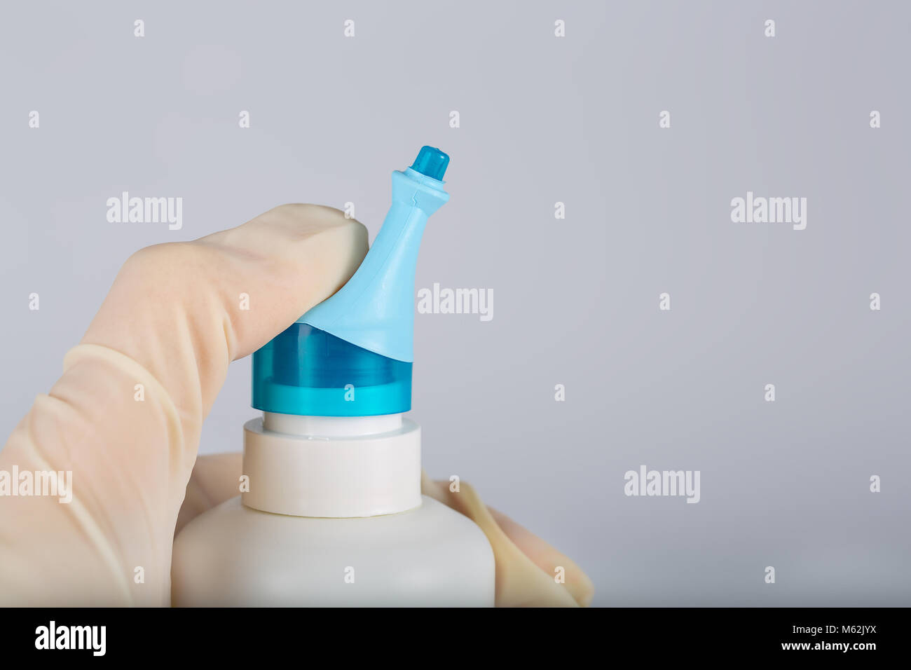 Ergonomische Düsen der isotonische Meer Wasser spritzt. Nahaufnahme Stockfoto