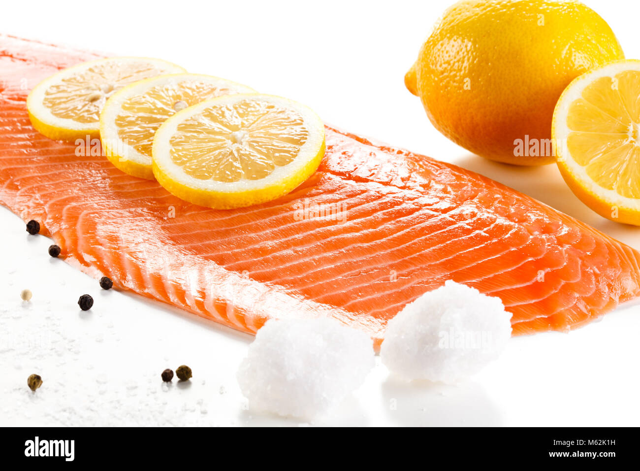 Roher Lachs filet auf weißem Hintergrund Stockfotografie Alamy