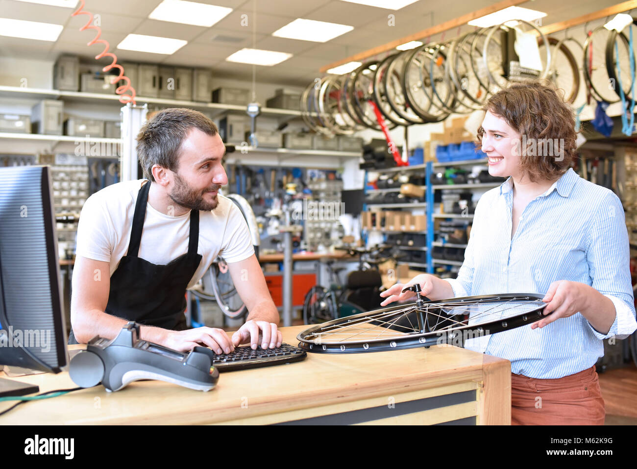 Fahrrad shop Beratung - Verkäufer und Kunden im Gespräch Stockfoto